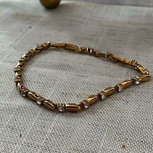 Elegant Gold Bracelet with Crystal Accents